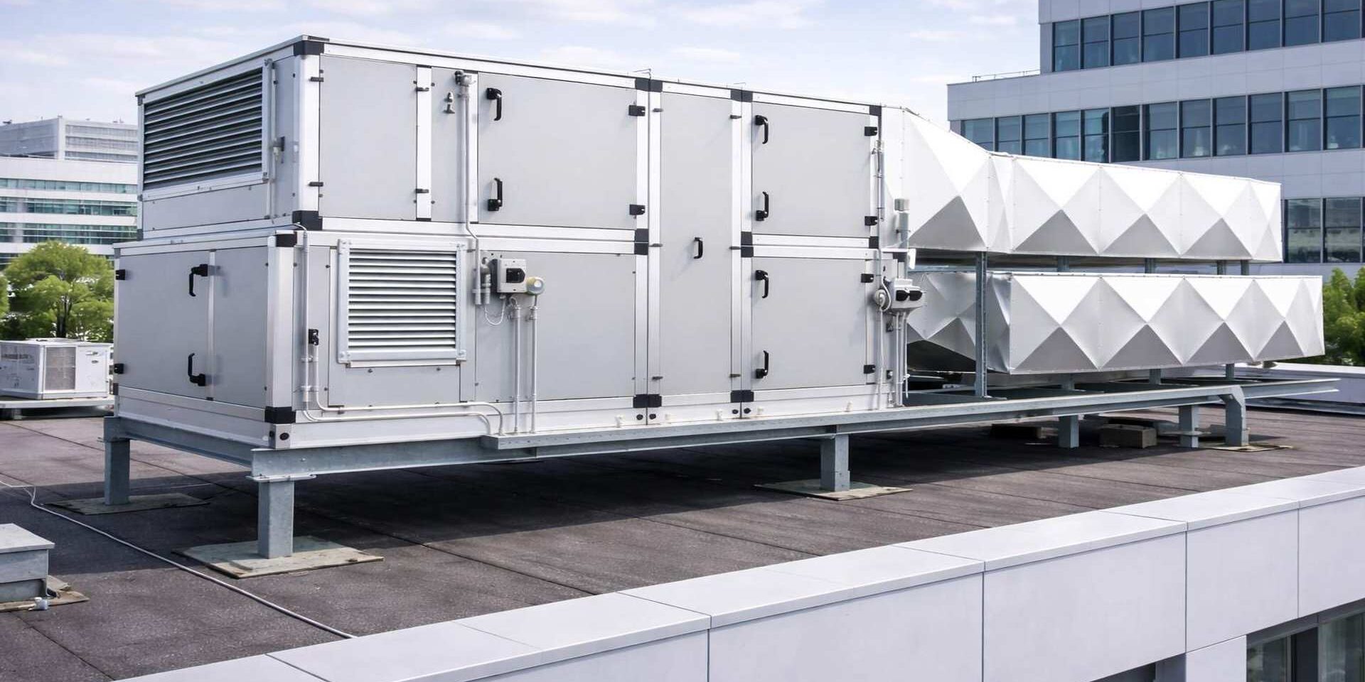 Plano aproximado de una unidad de tratamiento de aire con conductos de ventilación en la azotea de un edificio de oficinas.